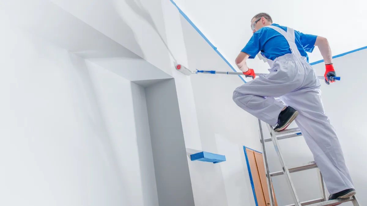 Profissional realizando serviço de pintura